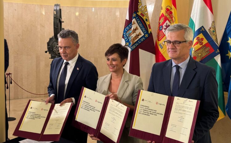  El alcalde Conrado Escobar y la ministra Isabel Rodríguez firman el convenio para la ampliación del Teatro Bretón