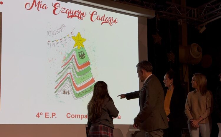  El alcalde, Conrado Escobar, entrega el premio del concurso de tarjetas de Navidad del Ayuntamiento de Logroño