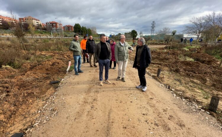  El alcalde Conrado Escobar visita las obras del nuevo parque del Camino