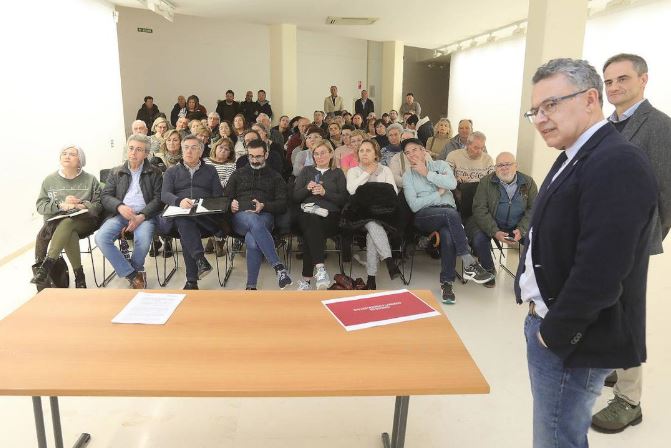  El alcalde de Logroño, Conrado Escobar, presenta a los vecinos de las calles Lardero y Vitoria el plan de reforma